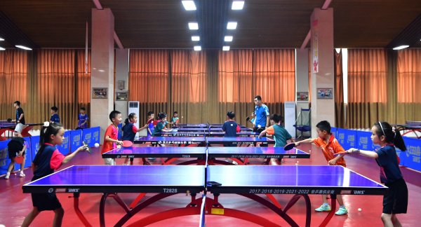 贝股通 破解暑期托管难题 校园变身“艺体乐园”