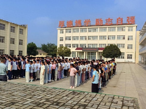 顺配网 怀宁县凉亭初中举行“立鸿鹄志 练真功夫”主题开学典礼活动